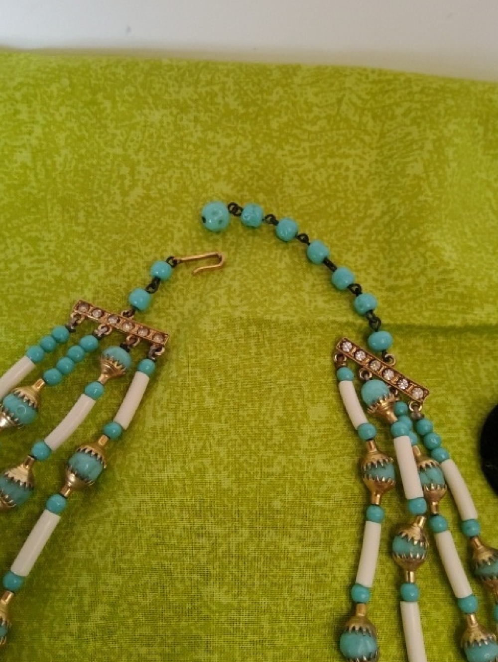 Vintage Jewelry Set featuring a Triple-strand necklace/earrings. - Picture 5 of 8